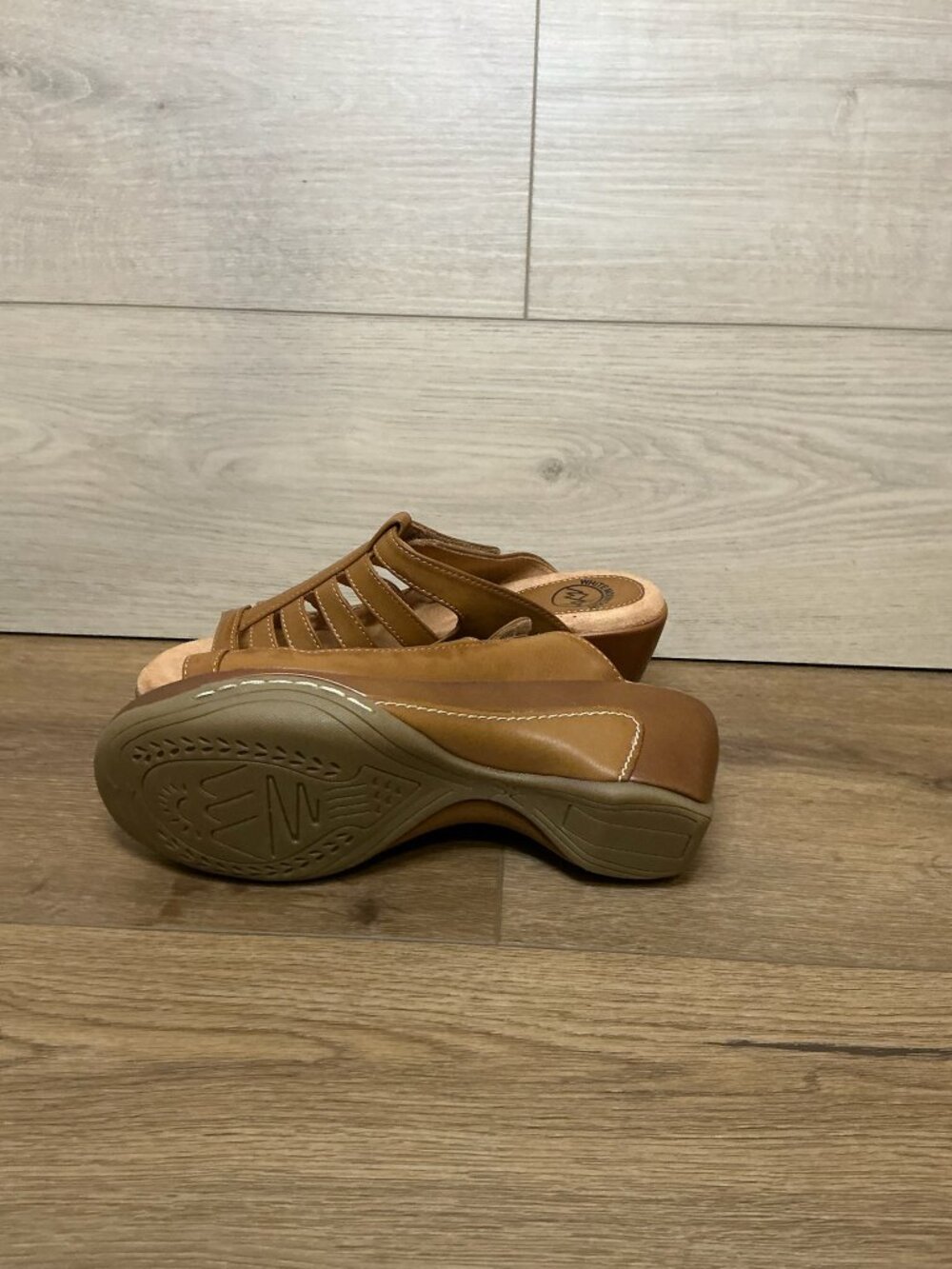 White Mountain Women's Valencia Clog Sandals Tan 7.5 NWT - Picture 3 of 4